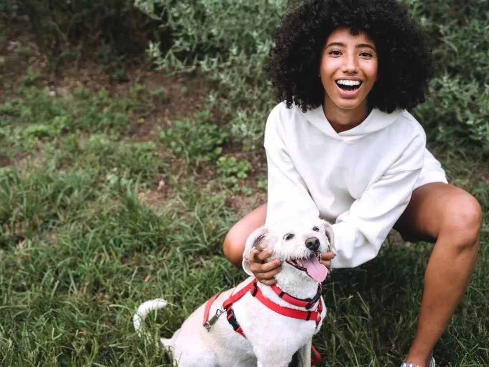 Une femme et son chien dans l'herbe